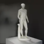 Escultura de Dioniso con detalles de la nebris y kantharos.