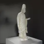 Escultura del Bodhisattva Dorado en el Museo Real de Ontario