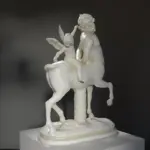Escultura del Viejo Centauro atormentado por Eros, mostrando un centauro en un estado de ansiedad.