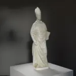Escultura de San Eligius en resina con acabado de mármol y bronce.