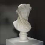 Busto de la Dama Velada de Rafaello Monti, escultura en resina con detalles de velo.