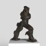 Réplica de la escultura de Umberto Boccioni que representa el movimiento y la modernidad.