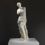 Escultura de Venus de Milo en resina con acabado de mármol.