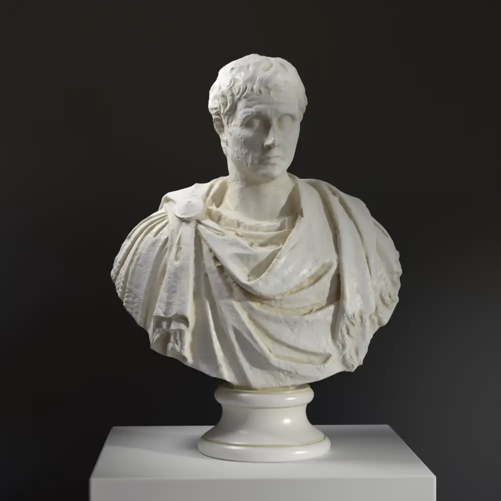 Busto de Nerva en resina con acabado de mármol y bronce.
