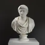 Busto de un Político en resina con acabado de mármol y bronce.