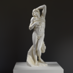Réplica de la escultura 'El Esclavo Moribundo' mostrando la figura contorsionada y expresiva.