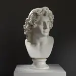 Busto de Alejandro Magno, réplica de un icónico rey macedonio.