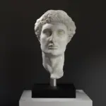 Busto de Apion en resina con acabado de mármol y bronce.