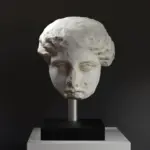 Busto de Cabeza Colosal de una Diosa en resina con efecto de mármol y bronce.