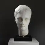 Busto de Cabeza de Mujer en Mármol Griego, escultura helenística con detalles realistas.