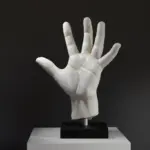 Escultura de la Mano del Genio de la Libertad La Marseillaise en resina con acabado de mármol y bronce.