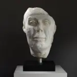 Busto de Cabeza de una Estatua con Textos Mágicos, réplica detallada de una escultura antigua.