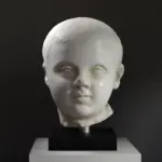 Busto de un niño en resina con acabado de mármol.