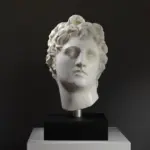 Busto de un joven con rasgos idealizados en resina con acabado de mármol y bronce.