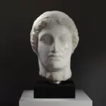 Busto de un Joven, escultura clásica en resina con pátina de mármol y bronce.