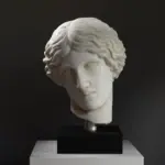 Busto de una Amazona en resina con acabado de mármol y bronce.