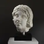 Busto de Niobe en resina con detalles realistas.