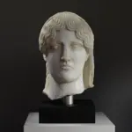 Busto de la llamada Aspasia en resina con acabado de mármol y bronce.
