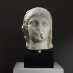 Busto de la cabeza de la emperatriz Livia, destacando su corona de laurel.