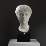 Busto de la Emperatriz Faustina Menor en resina con acabado de pátina.