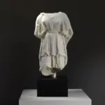 Escultura del Cuerpo Superior de una Estatuilla Femenina con detalles en drapería.
