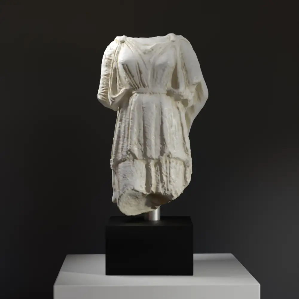 Escultura del Cuerpo Superior de una Estatuilla Femenina con detalles en drapería.
