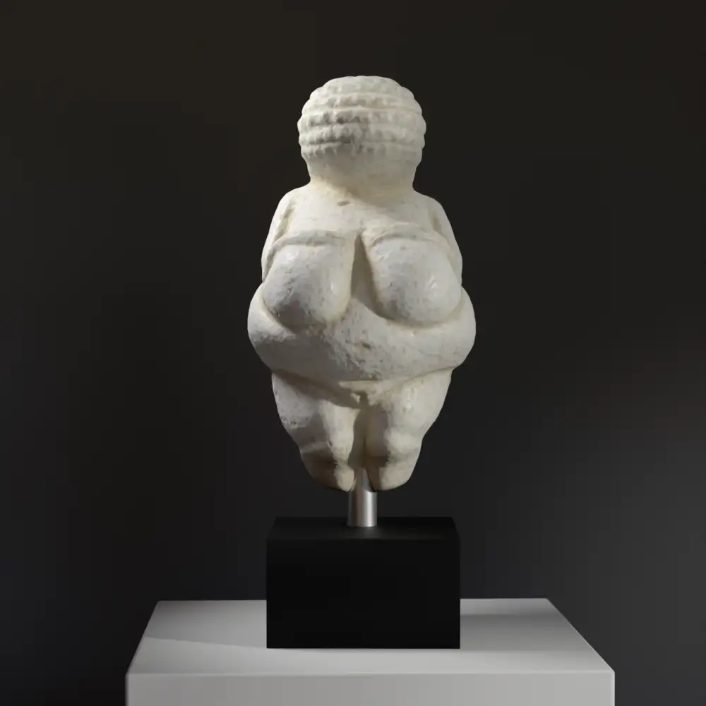 Réplica de la Venus de Willendorf en resina con efecto de mármol y bronce.