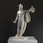 Escultura de Perseo sosteniendo la cabeza de Medusa, con detalles en resina y acabado en bronce.