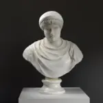 Busto de Hombre en resina con acabado de mármol y bronce.