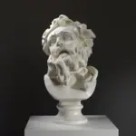 Busto de Dolore I en resina con acabado en pátina.