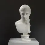 Busto de Mármol del Joven con detalles finos en el cabello y las orejas.