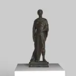 Sculpture de Saint Georges en résine avec effet de patine marbrée et bronze.