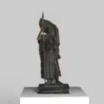 Sculpture de Sainte Jeanne d'Arc avec le drapeau de bataille, représentant la force et le courage.