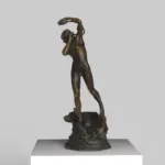 Sculpture d'Hercule représentant le héros mythologique dans une forme jeune.