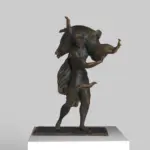 Sculpture représentant Hercule portant le sanglier d'Érymanthos, réalisée en résine avec une finition patinée.