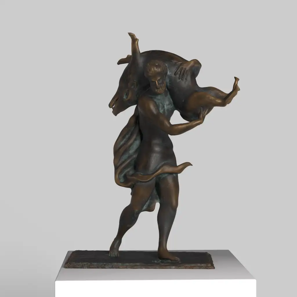 Sculpture représentant Hercule portant le sanglier d'Érymanthos, réalisée en résine avec une finition patinée.