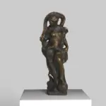 Sculpture de Fortuna, déesse romaine de la fortune, en résine avec des détails raffinés.