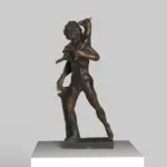 Sculpture représentant un faune portant une chèvre, avec des détails raffinés.