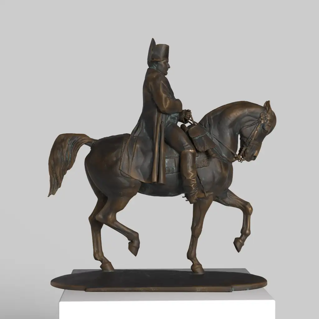 Réplique de la Statue Équestre de Napoléon, mettant en avant le cheval Marengo et la posture majestueuse de Napoléon.