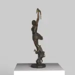 Sculpture représentant Diane la Chasseresse entourée d'animaux sauvages.