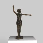 Sculpture de danseuse en position de danse, pied droit avancé.