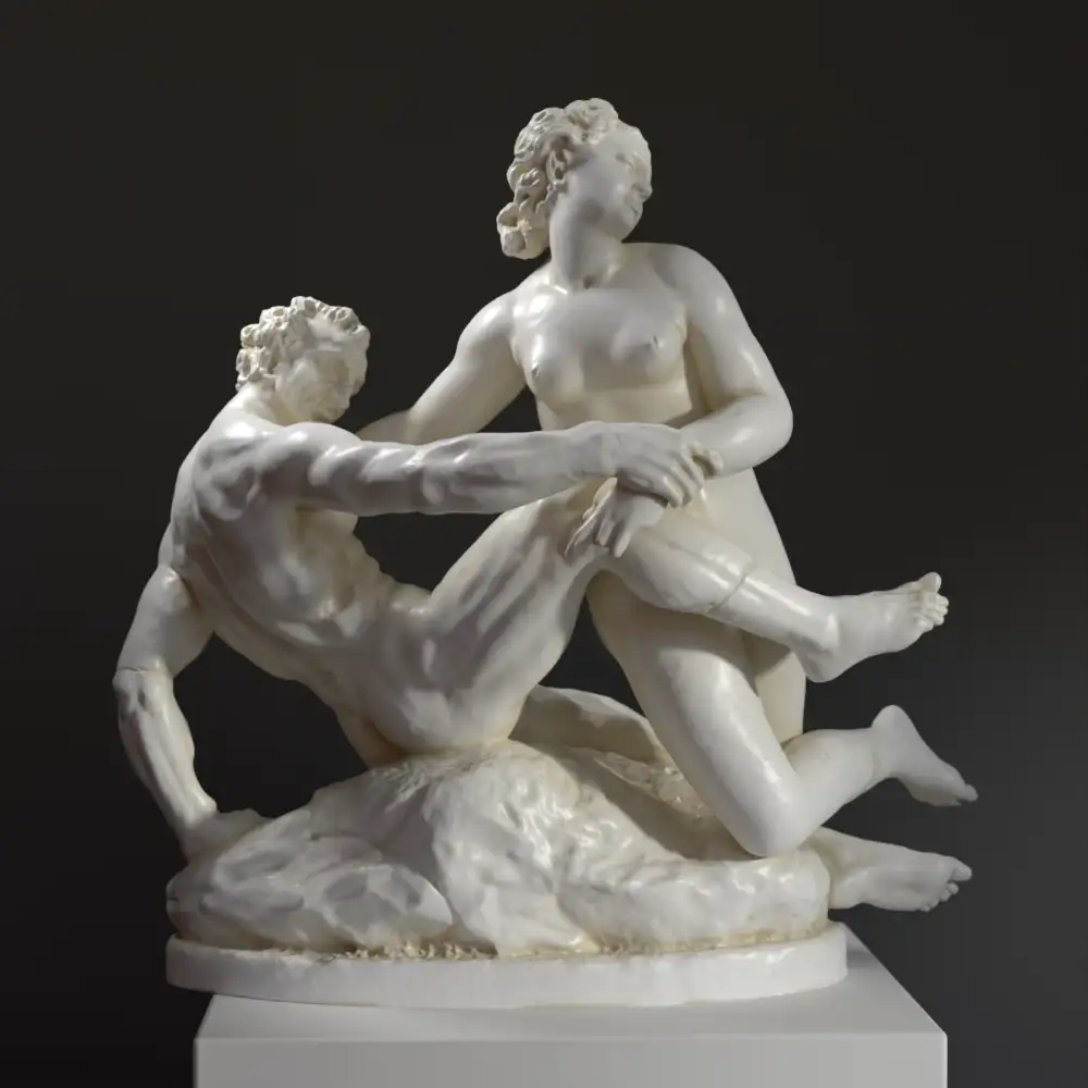 Sculpture du Satyr et de la Nymphe en résine, représentant un satyr et une nymphe dans une pose dynamique.