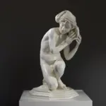 Sculpture du Pêcheur de Coquillages au Petit Palais de Paris, représentant un jeune garçon écoutant la mer.
