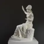Sculpture de Minerve Assise au Louvre de Paris, représentant la déesse romaine de la sagesse.