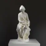 Sculpture représentant une femme assise tenant une guirlande.