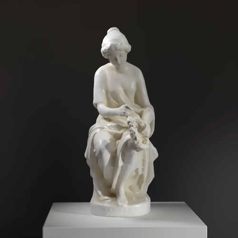 Sculpture représentant une femme assise tenant une guirlande.
