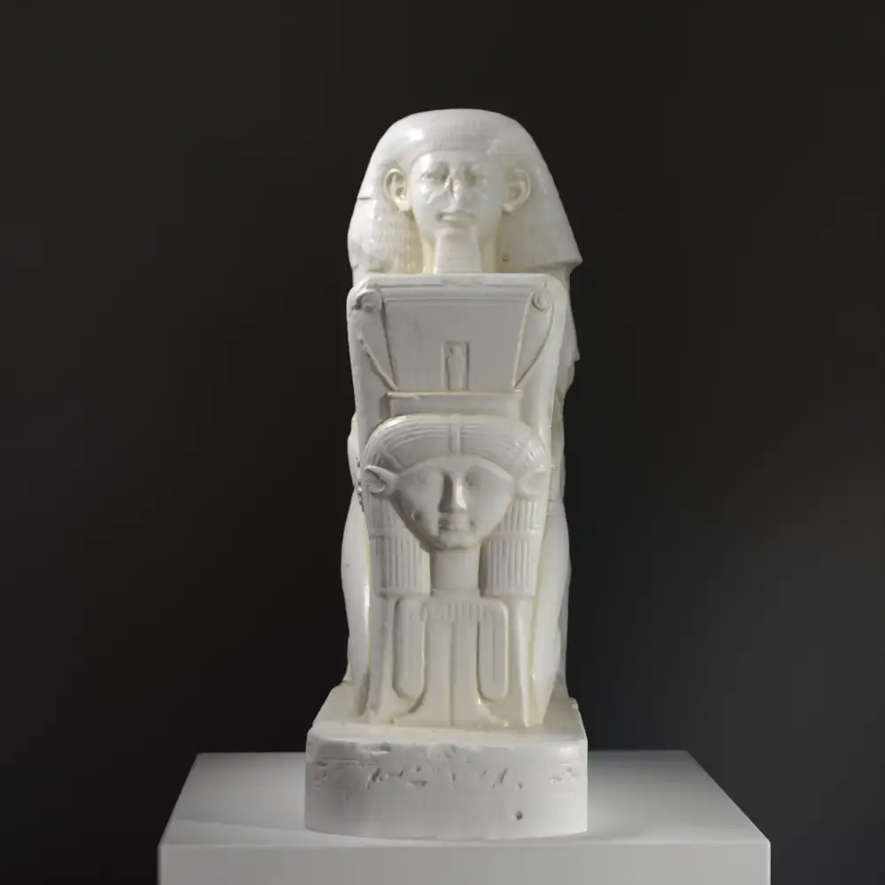 Sculpture représentant Senenmut agenouillé avec un sistrum.