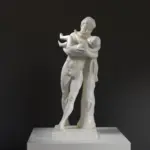 Sculpture de Silène tenant l'Enfant Dionysos, représentant la beauté de l'art classique.