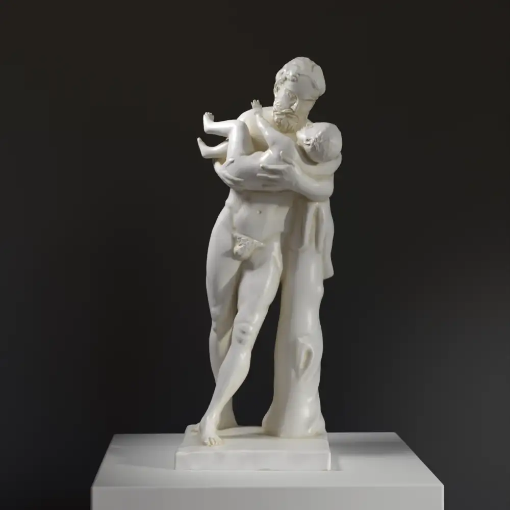 Sculpture de Silène tenant l'Enfant Dionysos, représentant la beauté de l'art classique.
