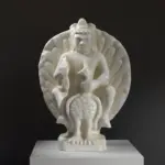 Sculpture en résine de Skanda, représentant le dieu de la guerre indien.